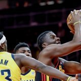 Clint Capela (à droite) et les Hawks ont battu les Pacers jeudi KEYSTONE/EPA/ERIK S. LESSER